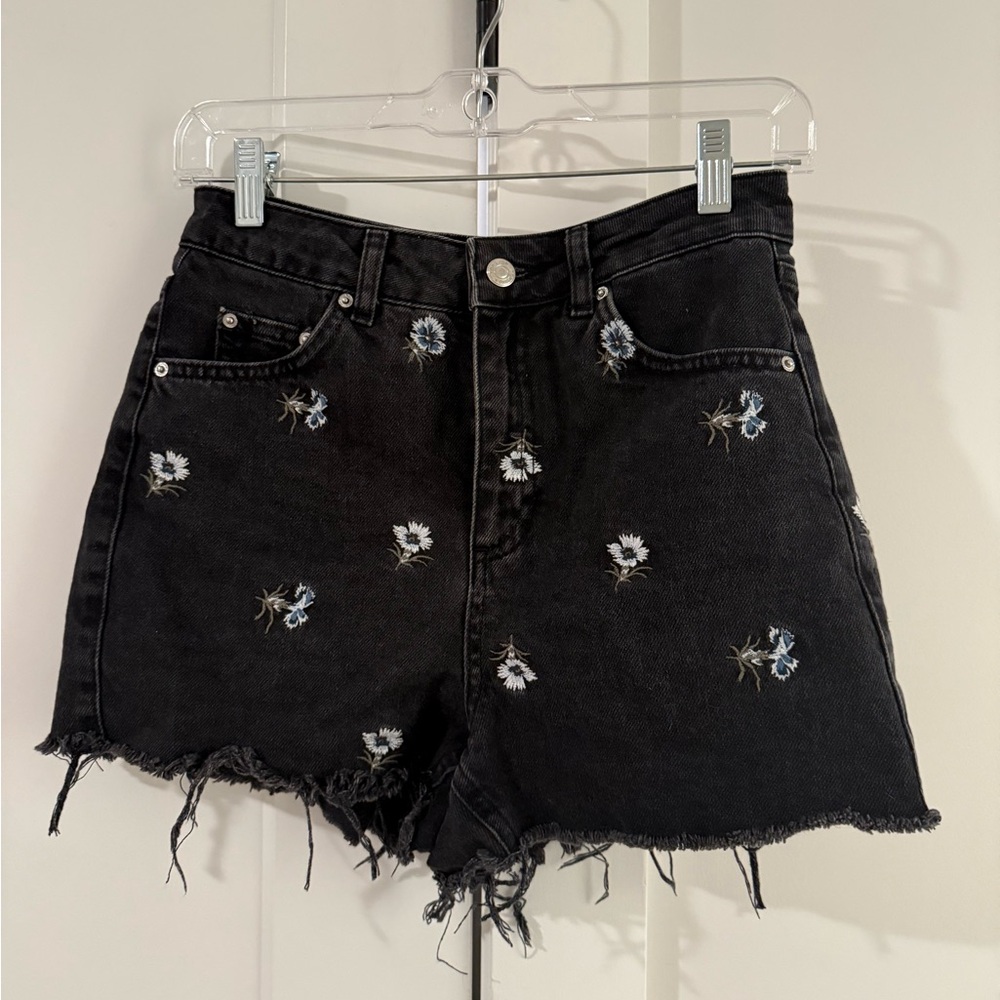 Topshop Mom Style Cutoff Black Floral Embroidered Denim Shorts - Size 4 / S